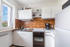 Jääkaappi, mikroaaltouuni, uuni, liesi