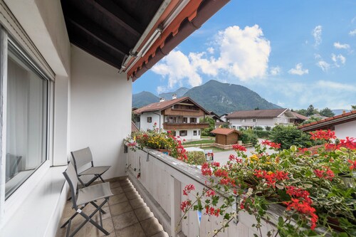 Appartement de vacances confortable "Schild" avec jardin et vue sur la montagne