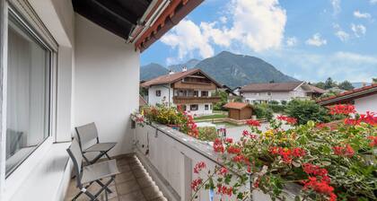 Appartement de vacances confortable "Schild" avec jardin et vue sur la montagne