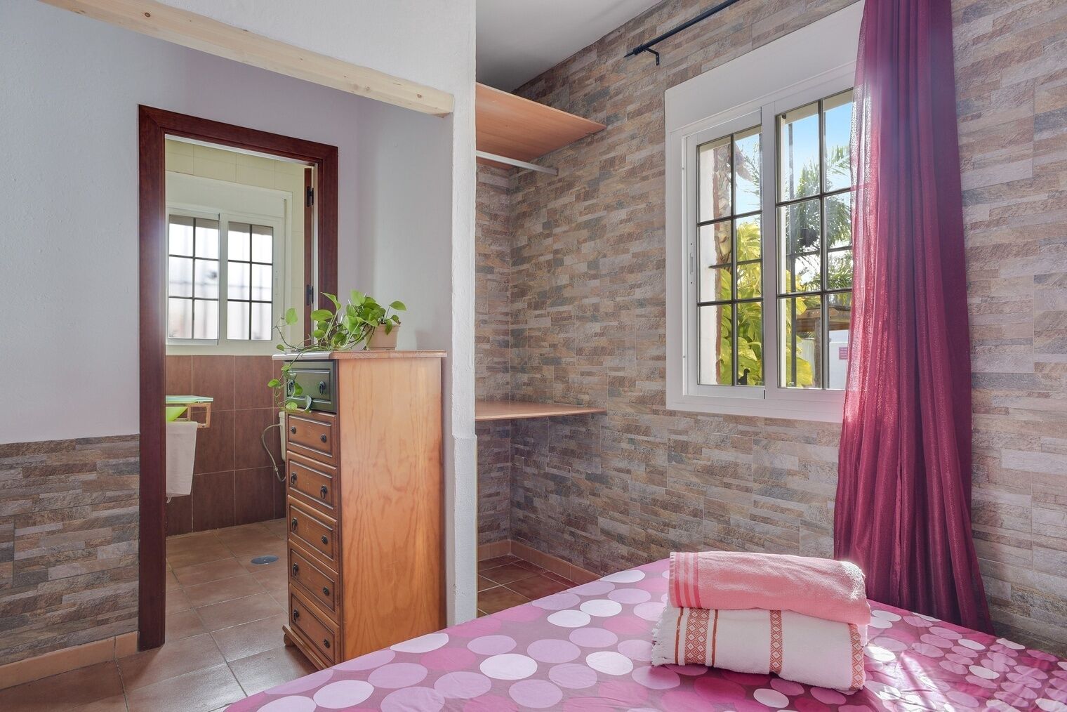 7 bedrooms, free WiFi, bed sheets