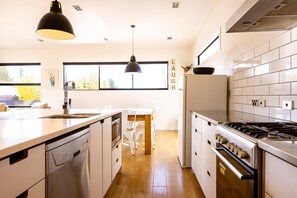 Oven, stovetop - Modern 4 Bedroom Bach Close to the Township of Tekapo (Lake Tekapo)