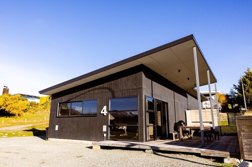 Modern 4 Bedroom Bach Close to the Township of Tekapo