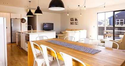 Modern 4 Bedroom Bach Close to the Township of Tekapo