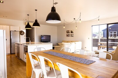Modern 4 Bedroom Bach Close to the Township of Tekapo