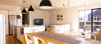 Modern 4 Bedroom Bach Close to the Township of Tekapo