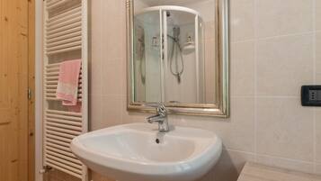 Badewanne, Haartrockner, Handtücher