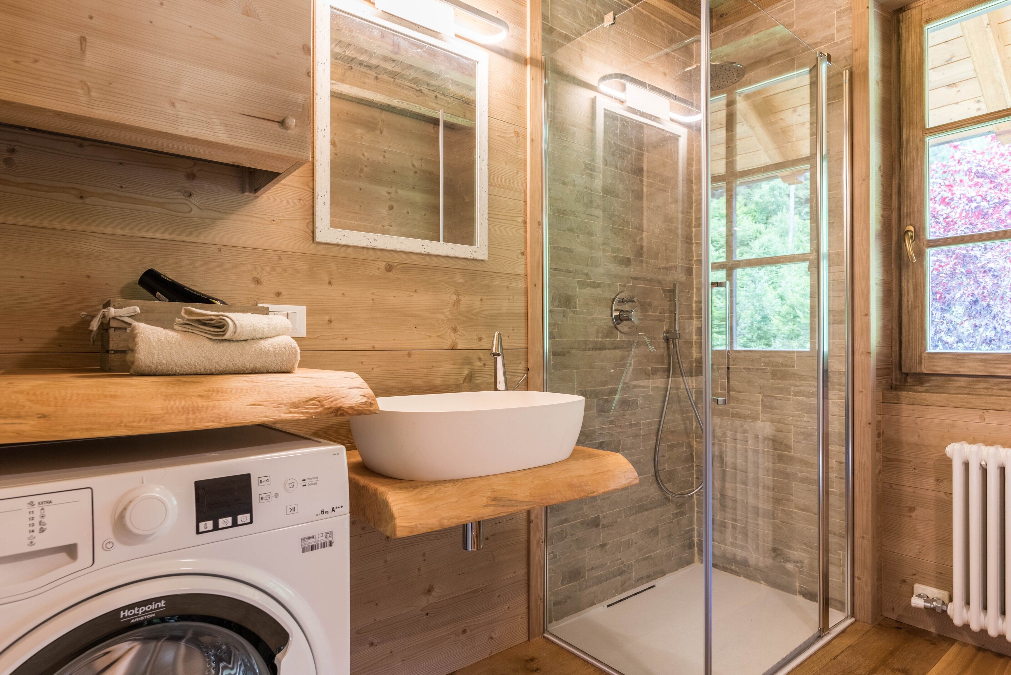 Baignoire, articles de toilette gratuits, sèche-cheveux
