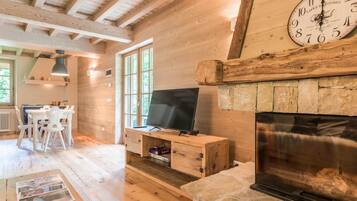 TV, caminetto, console per videogiochi