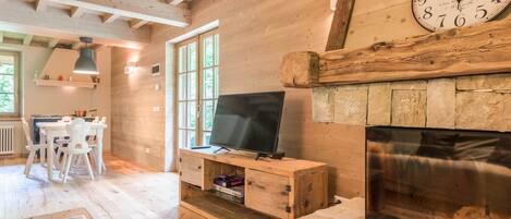 Télévision, cheminée, jeux vidéo