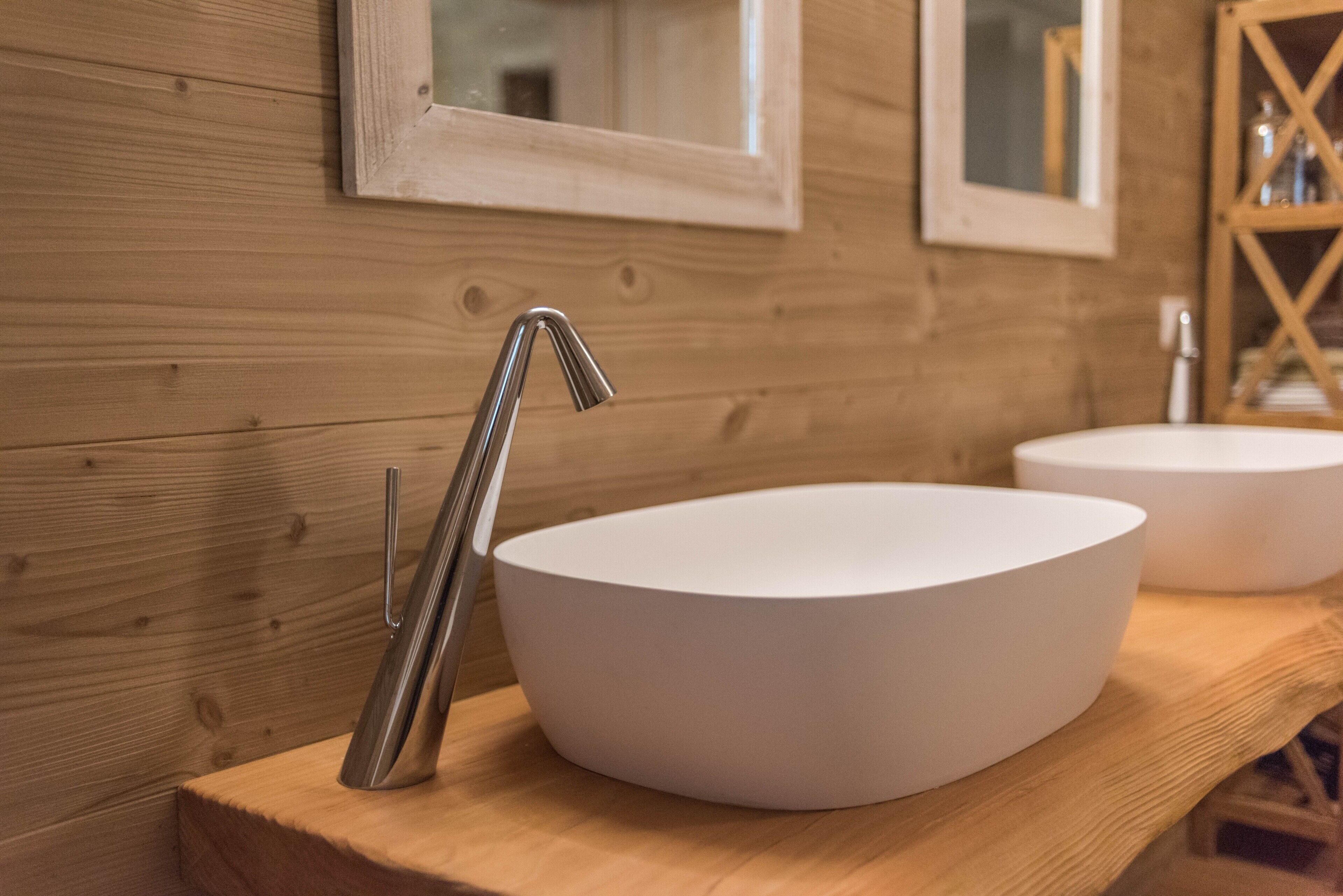 Baignoire, articles de toilette gratuits, sèche-cheveux