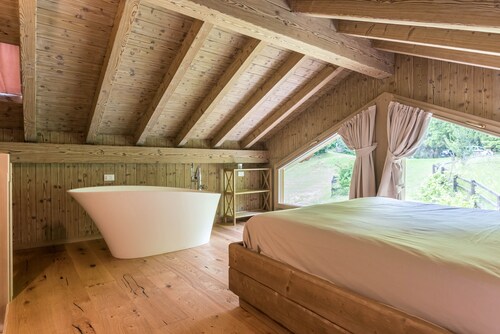 Wunderschönes „Chalet dell'Orso“ mit WLAN, Whirlpool und privatem Garten