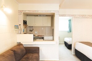 Family Room | Minibar, blackout drapes, free WiFi, bed sheets - Mayfair Court Motel (Tokoroa)