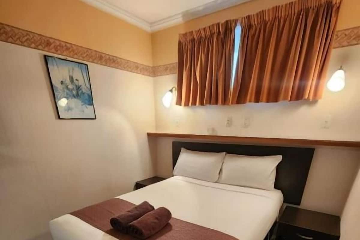 Minibar, blackout drapes, free WiFi, bed sheets