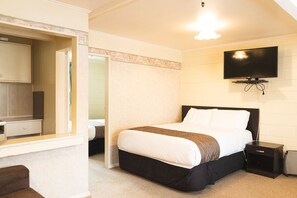 Family Room | Minibar, blackout drapes, free WiFi, bed sheets - Mayfair Court Motel (Tokoroa)