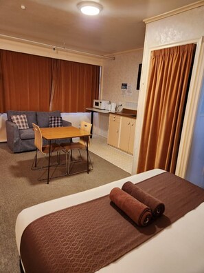 Studio, kitchenette | Een minibar, verduisterende gordijnen, gratis wifi, beddengoed