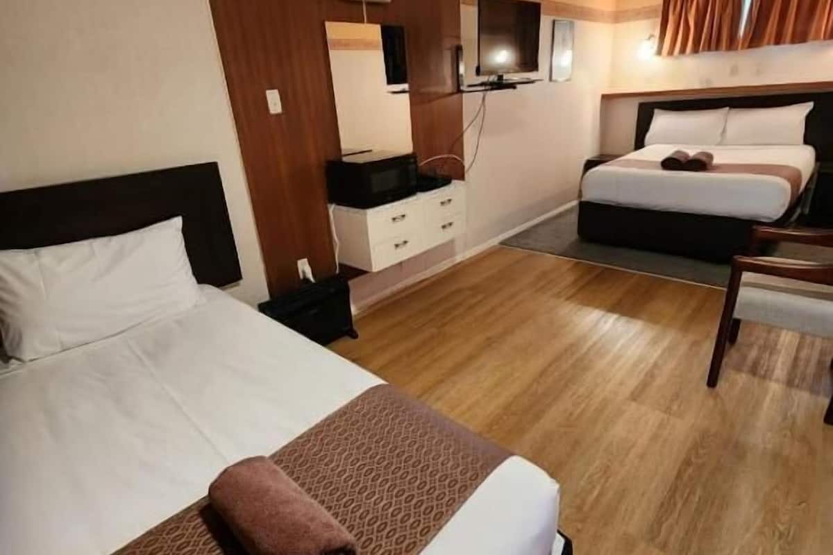 Twin Studio | Minibar, blackout drapes, free WiFi, bed sheets