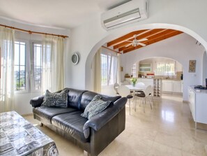 Flatscreentelevisie en een open haard