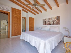 3 bedrooms, iron/ironing board, free internet
