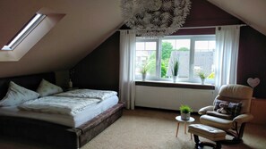 3 bedrooms, travel cot, WiFi, bed sheets