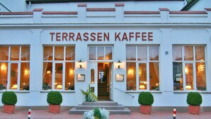 A building with the sign 'TERRASSEN KAFFEE' indicating a cafe establishment. - Ferienwohnung 2 mit Meerblick und Südbalkon (Heringsdorf)
