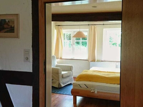 4 bedrooms, travel cot