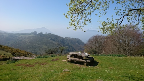 Mountain sheepfold on the Basque Coast, access on foot, climb by 4X4