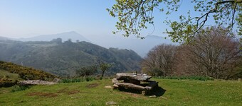 Mountain sheepfold on the Basque Coast, access on foot, climb by 4X4