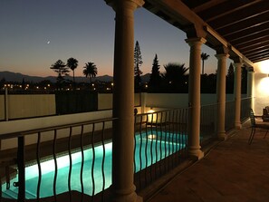 Una piscina al aire libre, una piscina climatizada