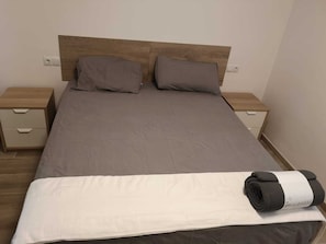 2 bedrooms, iron/ironing board, free WiFi