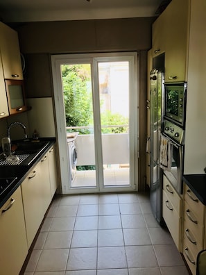 Fridge, microwave, oven, stovetop - Bright apartment with sea view (Beaulieu-sur-Mer)