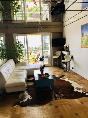 TV - Bright apartment with sea view (Beaulieu-sur-Mer)