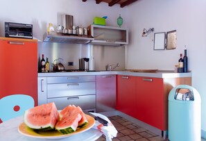 Frigorifero, microonde, piano cottura, bollitore elettrico