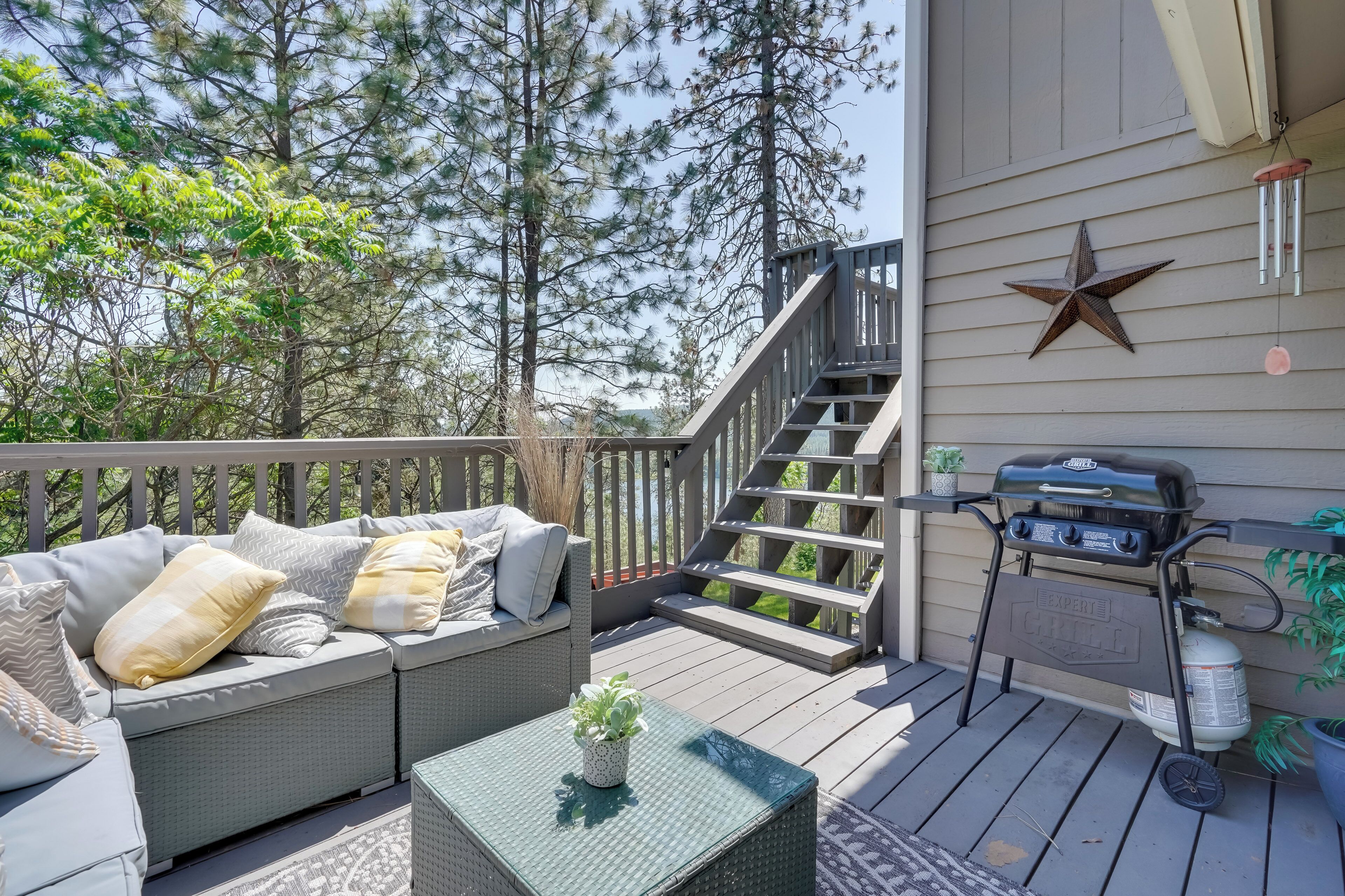 Lovely Riverview Retreat: Modern 2-Bed Gem Awaits!
