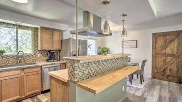 Fridge, microwave, stovetop, dishwasher