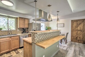 Frigorífico, microondas, placa de cocina y lavavajillas
