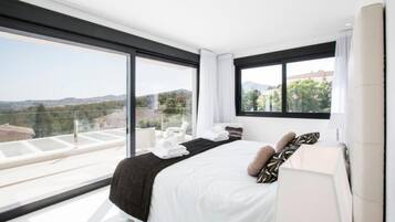 6 slaapkamers, een kluis op de kamer, een strijkplank/strijkijzer