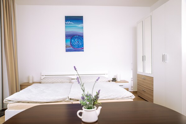 1 bedroom, internet, bed sheets