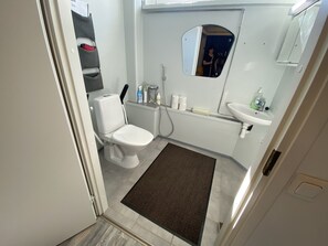 Een douche, een haardroger, badjassen, pantoffels