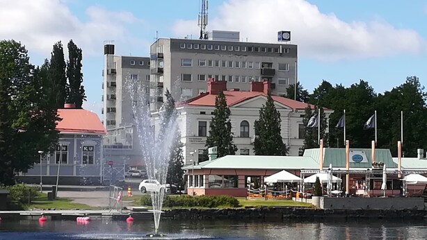 A fountain in a public square with buildings in the background. - Savonlinna Rentals (Savonlinna)