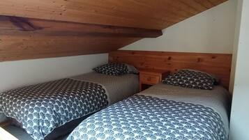 2 室のベッドルーム、WiFi (無料)、ベッドシーツ