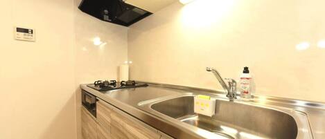 冷蔵庫、電子レンジ、コンロ、調理器具と食器