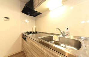 Kühlschrank, Mikrowelle, Herdplatte, Kochgeschirr/Geschirr/Besteck