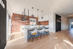 Fridge, oven, cookware/dishes/utensils