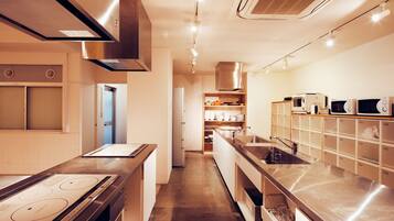 Refrigerador y utensilios de cocina