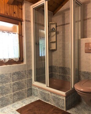 Douche, sĂšche-cheveux, serviettes fournies