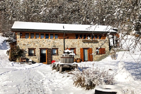 Façade du chalet d'Anzère bâti en pierre