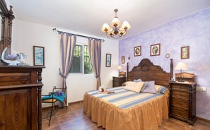 3 slaapkamers, een strijkplank/strijkijzer, gratis wifi, beddengoed