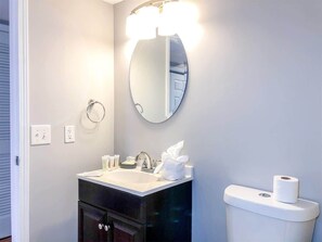 Badewanne, Haartrockner, Handtücher