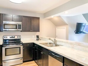 Frigorífico, microondas, horno y placa de cocina