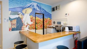 Kühlschrank, Mikrowelle, Herdplatte, Kochgeschirr/Geschirr/Besteck